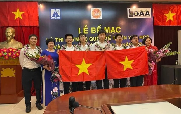 Five Vietnamese students win medals at Int’l Olympiad on Astronomy and Astrophysics